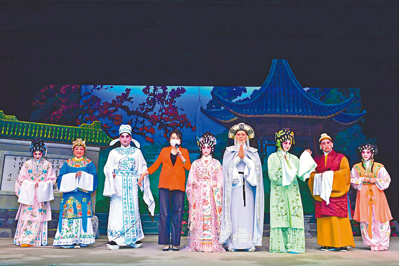 ◆去年上演《夢斷香銷四十年》，演出後演員謝幕。