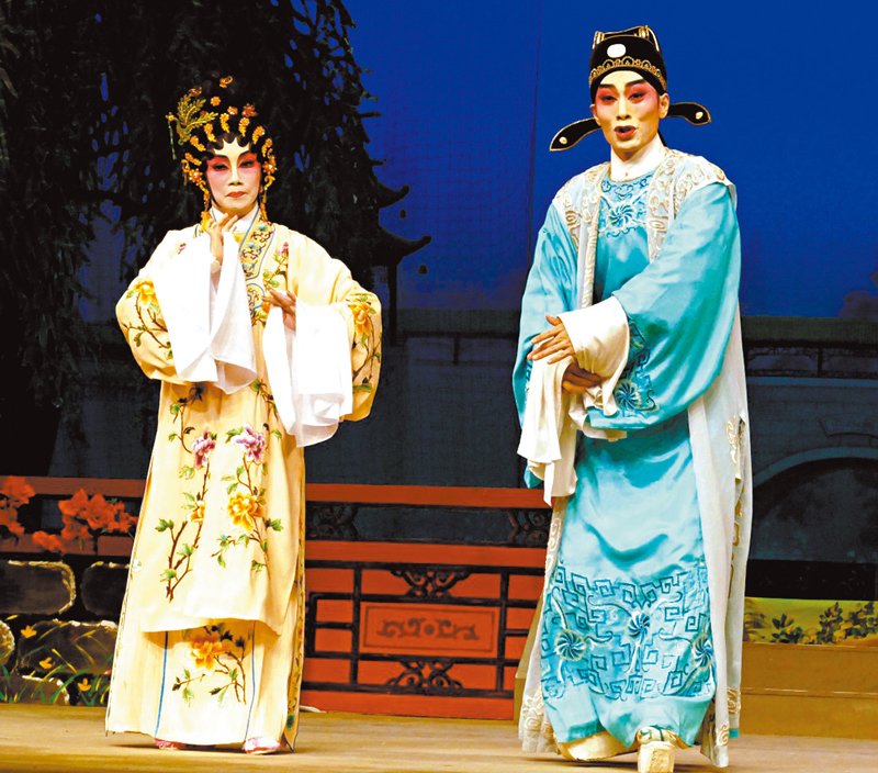 ◆關少霞是個熱愛粵劇的票友，她和羅家寶弟子李江林曾合演《夢斷》折子戲。