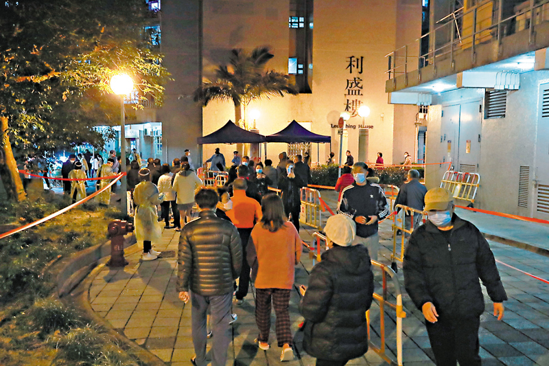 ◆利盛樓居民在樓下排隊等待檢測。 香港文匯報記者  攝