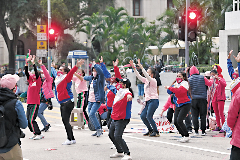 ◆大批外傭無視限聚令，昨在中環街頭載歌載舞。 香港文匯報記者  攝