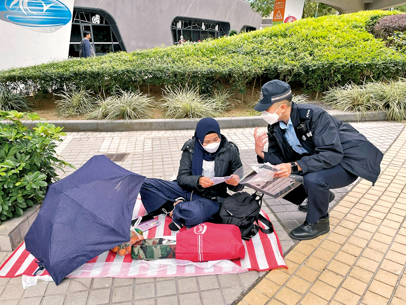 ◆警方昨在將軍澳單車公園外向外傭派發宣傳單張，呼籲遵守防疫規例。 警方圖片