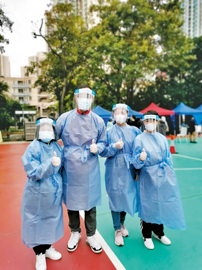 ◆ 家庭主婦阿欣（右一）因接受檢測苦候逾四小時，激發她當抗疫義工的勇氣。受訪者供圖