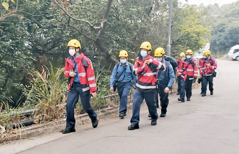 ◆大批消防人員登山搜救。