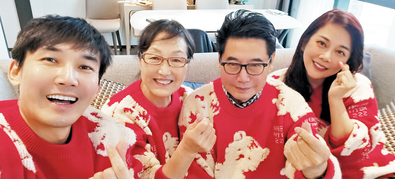 ◆左起：張鑼、張鐸父母及陳松伶。