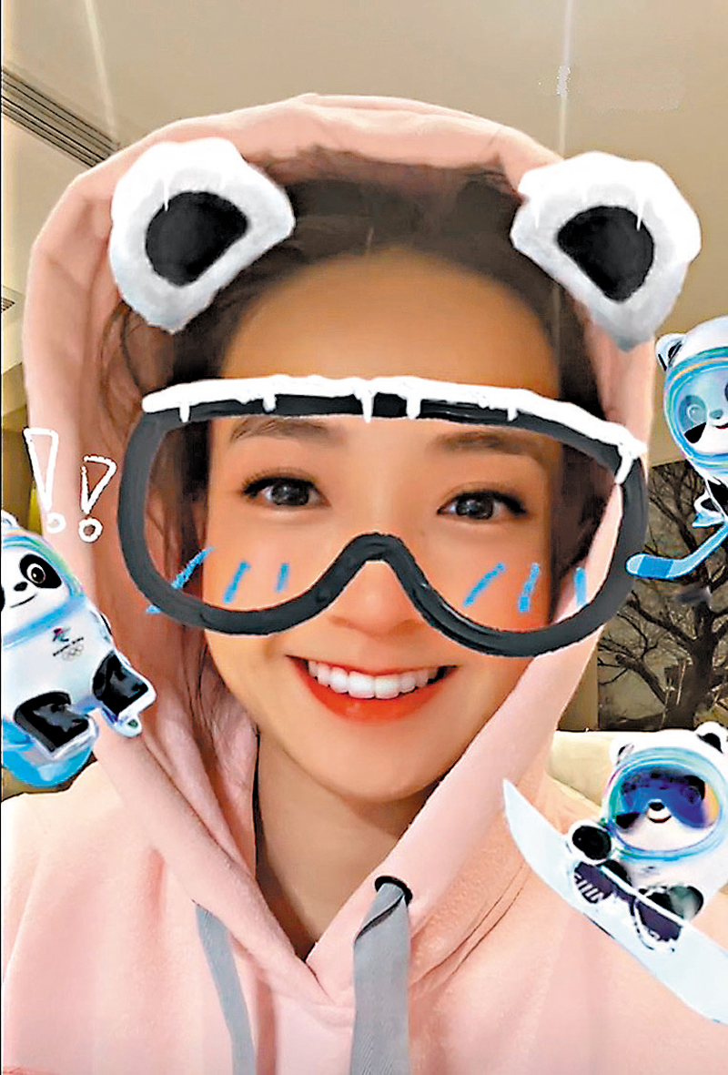 ◆糖妹裝成冰墩墩模樣，十分可愛。