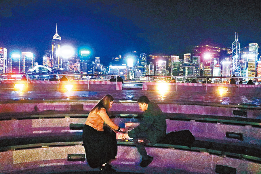 ◆在維港美景映襯下，情侶在尖沙咀海旁享受不一樣的晚餐。香港文匯報記者  攝