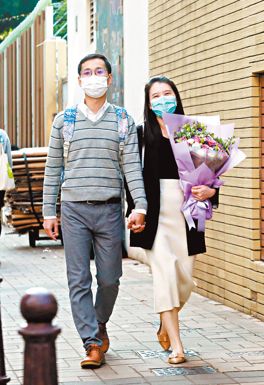 ◆男士贈花，女士笑逐顏開，愛情更美好。 香港文匯報記者  攝