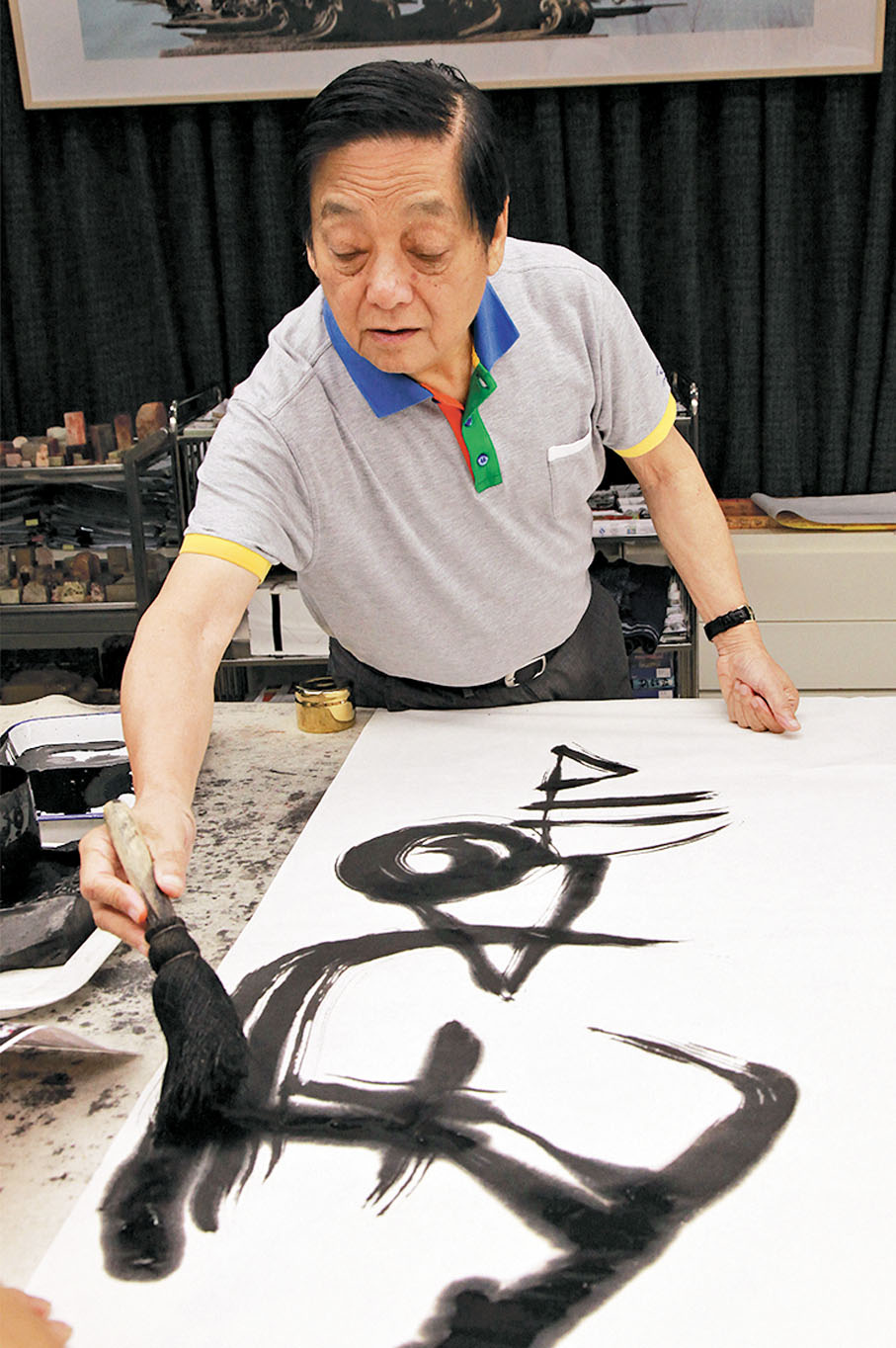 ◆韓美林在創作「天書」。  故宮供圖