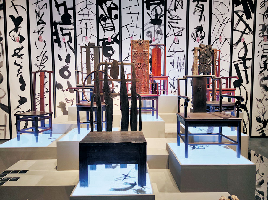 ◆韓美林作品《天書木雕椅》