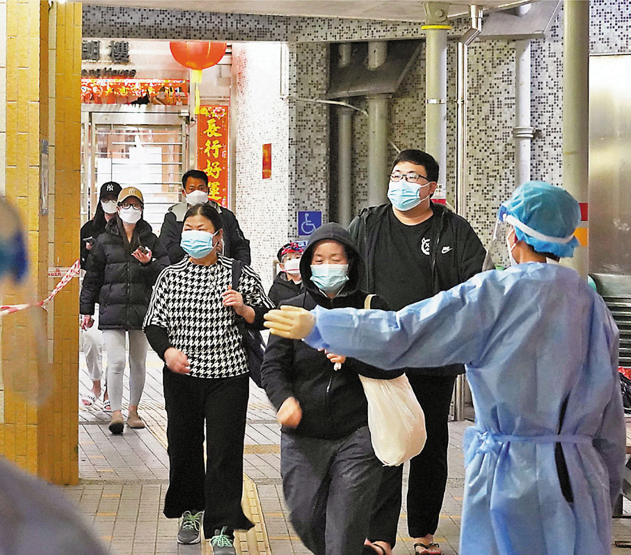 ◆上水清河邨清朗樓昨晚圍封強檢。 香港文匯報記者  攝