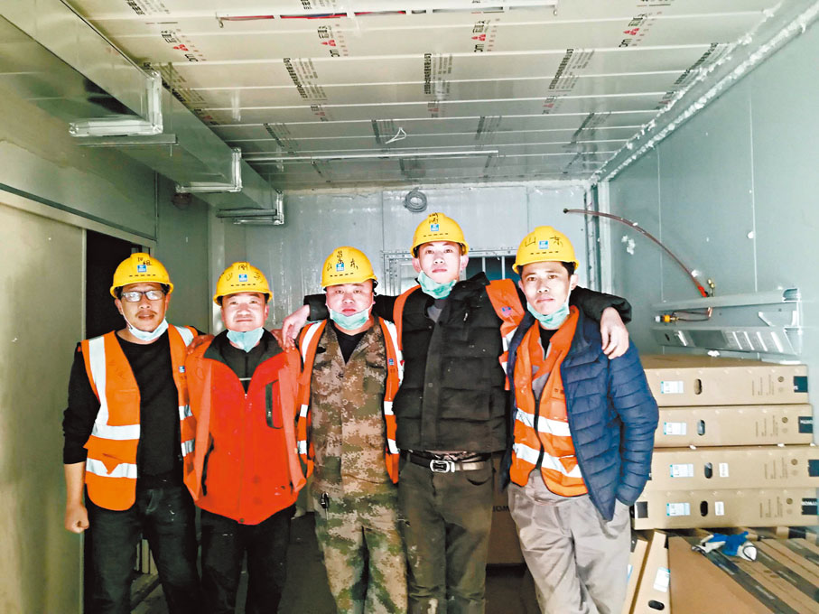 ◆曾參建武漢火神山醫院的山東建築工人臧濤（右二）給香港文匯報記者打來電話，詢問香港疫情，希望「香港同胞要挺住、要加油，不要氣餒」，表示如需搭建方艙醫院，隨時出發。左起：田志陽、劉剛、孫志遠、臧濤、林大才。 資料圖片