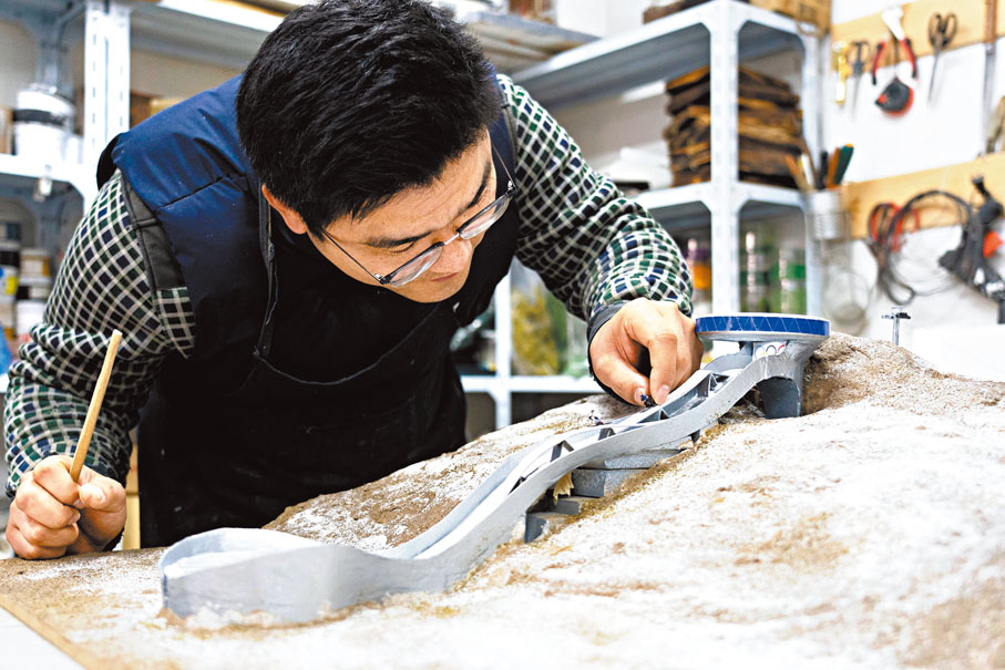 ◆李壽升和他的「雪如意」微型模型。