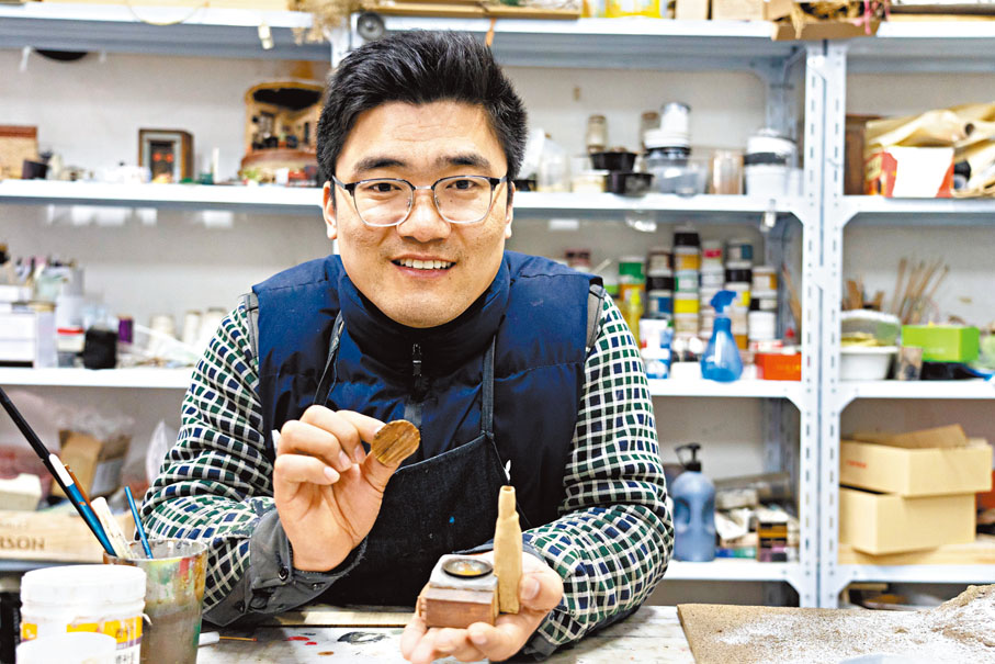 ◆李壽升畢業後從舞台設計轉型到微縮模型製作。圖為李壽升介紹他製作的微縮鍋灶模型。