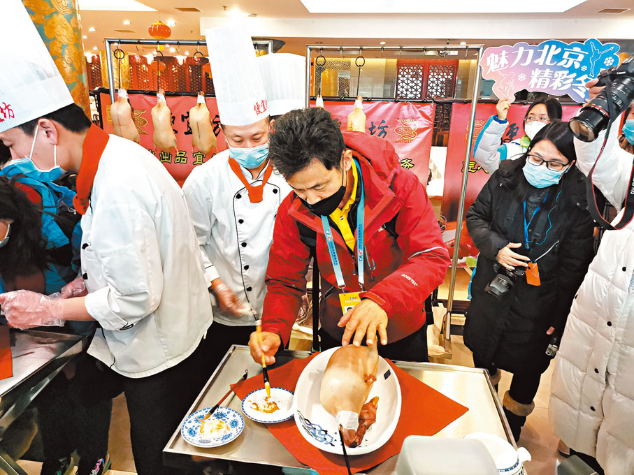 ◆韓國紐斯頻的記者崔憲圭現場體驗在烤鴨上寫字。香港文匯報記者馬曉芳  攝