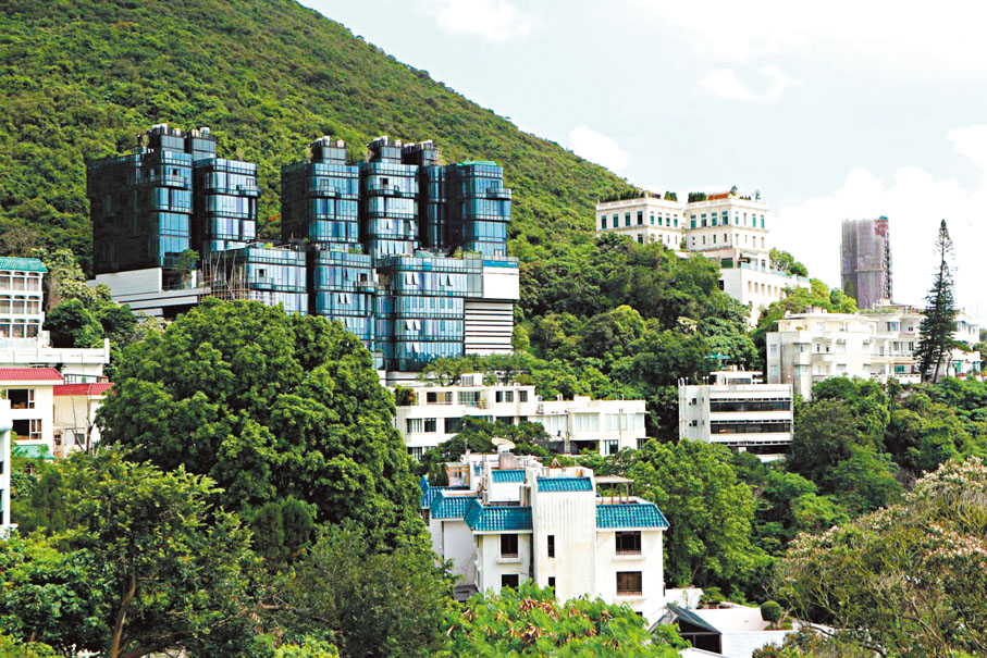 ◆新地王地盤背後為長實的淺水灣道90號連排式洋房，每幢成交價近5億元，實用呎價約9萬元，由此可見該區屋宇售價不菲。 資料圖片