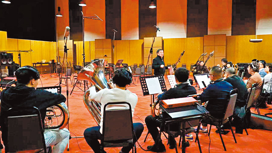 ◆方兵與參與錄製的隊員共勉。 受訪者供圖