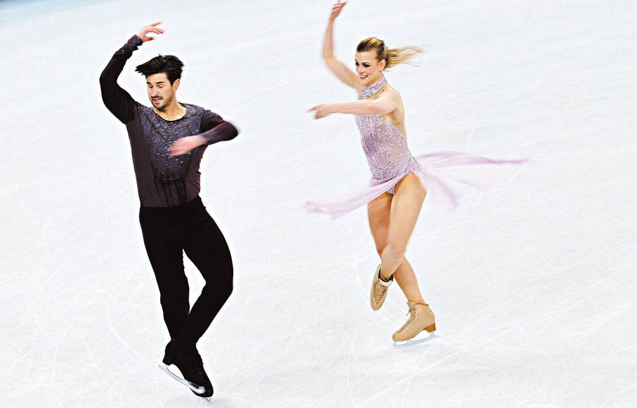 ◆美國選手麥迪遜．哈貝爾（右）和扎卡里．多諾霍在比賽中。他們獲得花樣滑冰冰舞項目的銅牌。