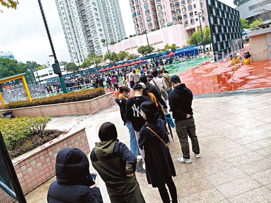 ◆ 油麻地鴉打街流動採樣站日前排起長龍。受訪者供圖