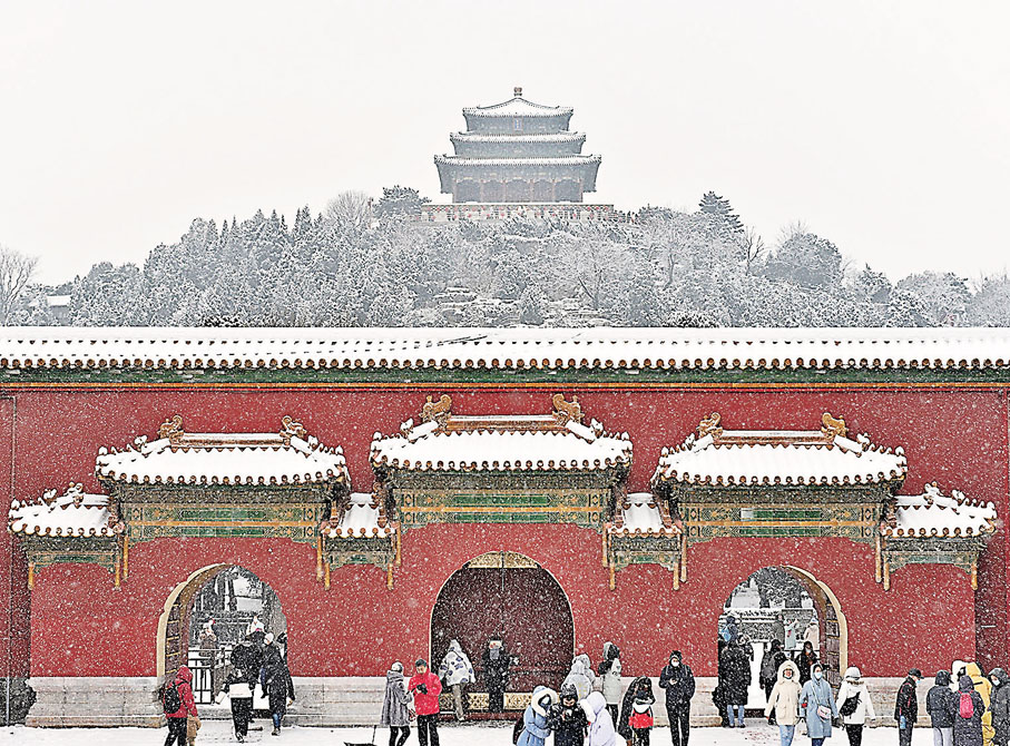 ◆遊人冒雪在景山公園遊玩