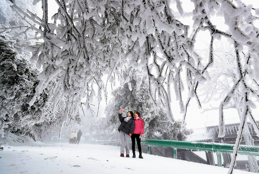 ◆遊客在南嶽衡山風景區遊玩賞雪