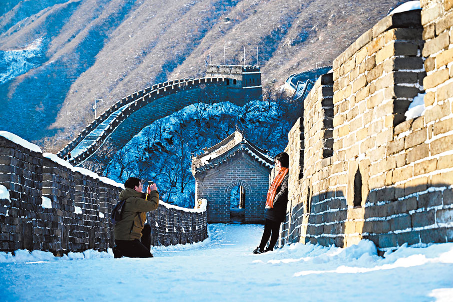 ◆遊客在白雪覆蓋的慕田峪長城拍照留影
