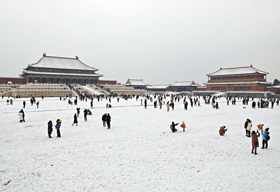 ◆遊客在北京故宮賞雪遊玩