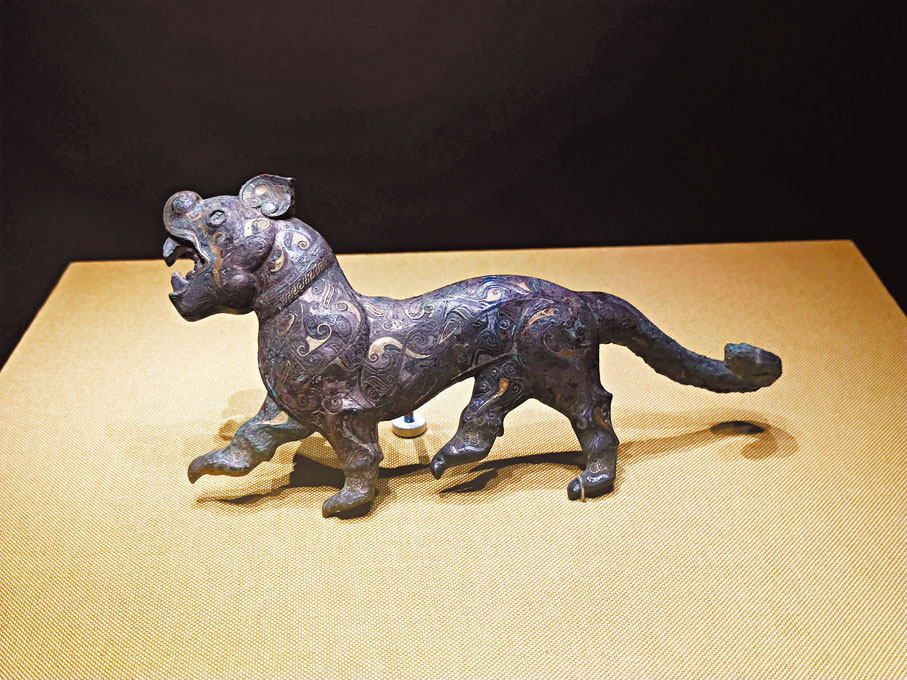 ◆西漢錯金銀虎形帶鈎。