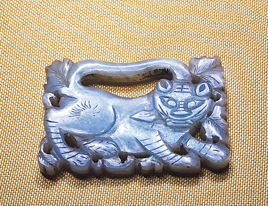 ◆明代青白玉縷雕虎紋配。