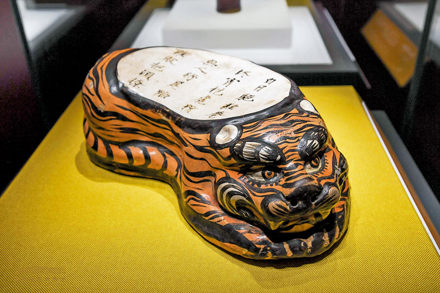 ◆黃釉黑彩題詩虎枕