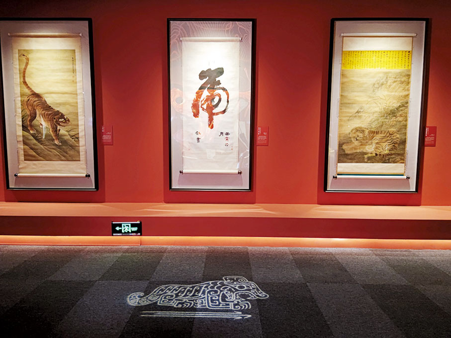 ◆展廳地面上的是提取自商代虎紋石磬紋樣的指引導視。