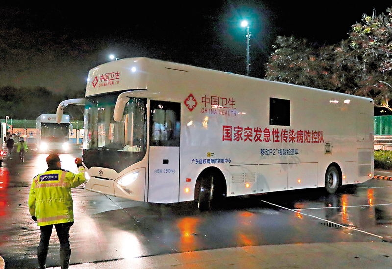 ◆核酸檢測車昨晚泊在馬鞍山體育館火眼實驗室旁邊的停車場上。
