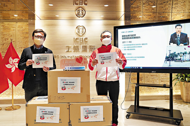 ◆工銀國際董事長喬晉聲（右）與新界北立法會議員張欣宇（左）進行快速檢測包交接儀式。