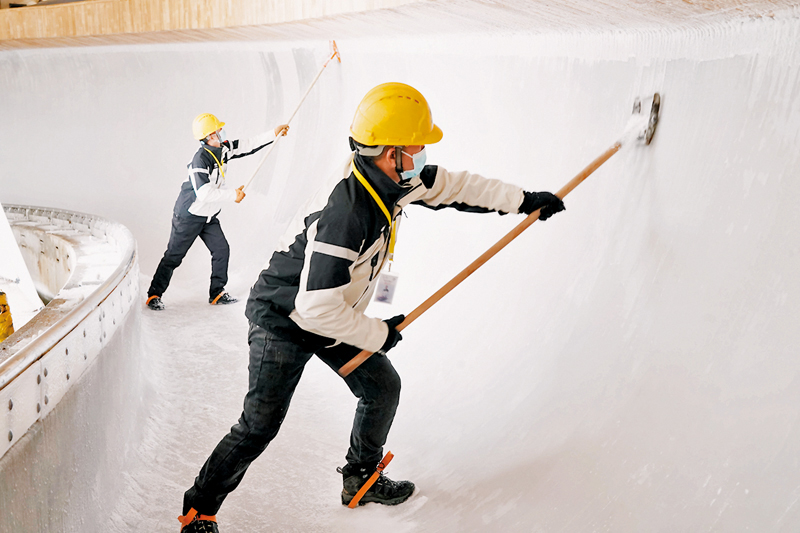◆ 製作延慶國家雪車雪橇中心賽道難度高。圖為國家雪車雪橇中心，工人正在工作。資料圖片