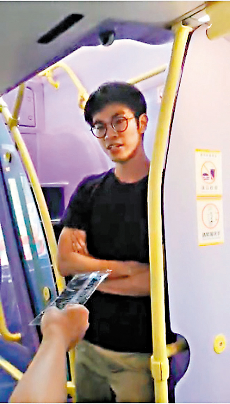 ◆案發當日爭論期間，有熱心乘客向葉子祈提供一個未開封的口罩，但葉子祈並無理會。資料圖片