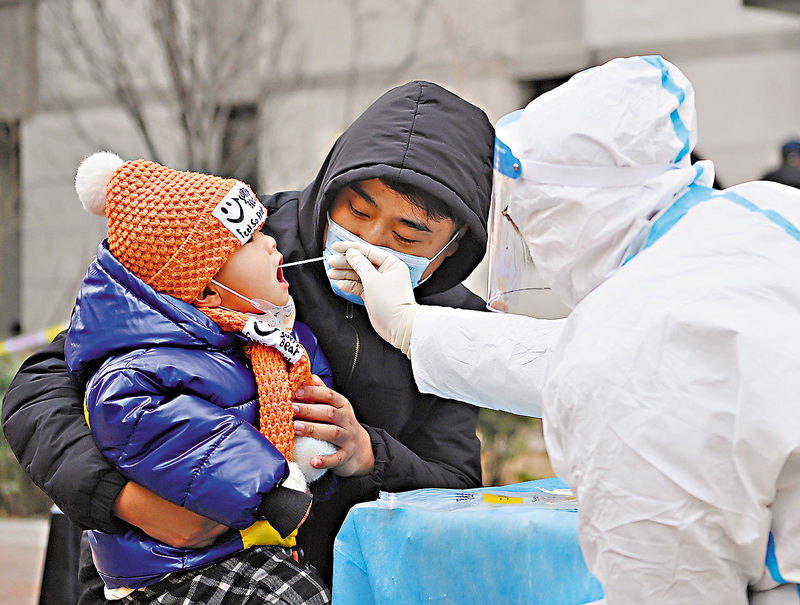 ◆ 上月初天津市家長抱着孩子進行核酸檢測。 資料圖片