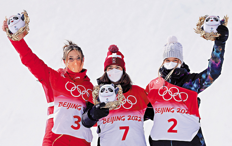 ◆西爾達魯（右）與谷愛凌（左）日前在坡面障礙技巧賽並肩登上頒獎台。 路透社