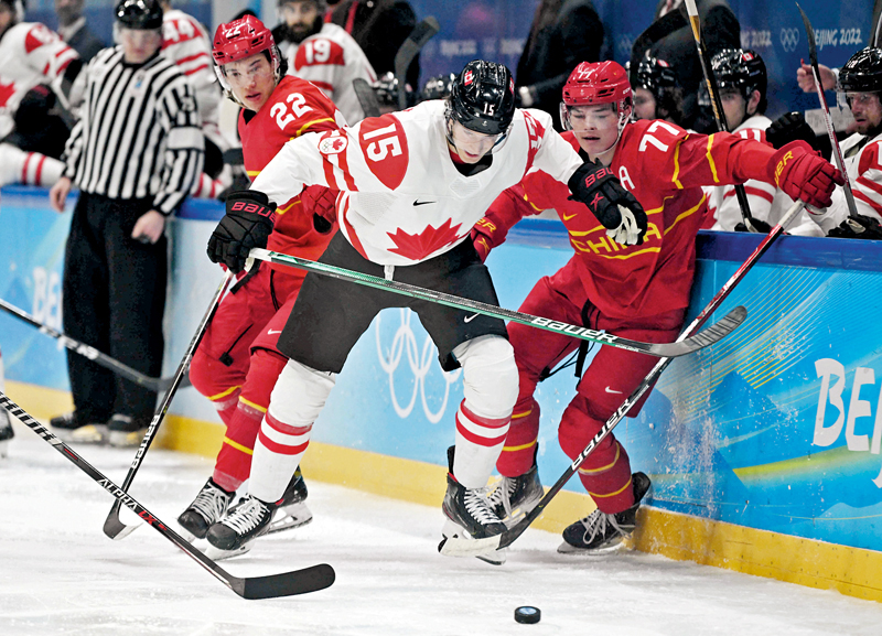 ◆鄭恩來（右）穿上77號冰球隊戰衣，帶着外婆的世界紀錄作奮戰冬奧的動力。  法新社