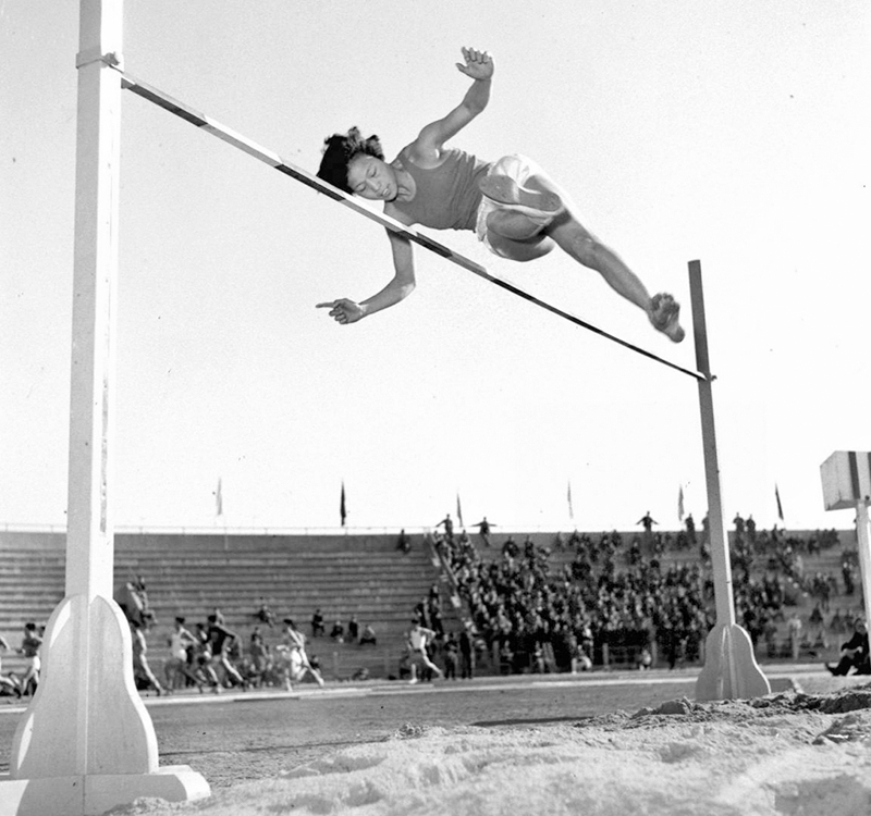 ◆1957年11月17日，鄭鳳榮在北京以1.77米的成績，成為首位打破世界紀錄的中國田徑運動員。新華社