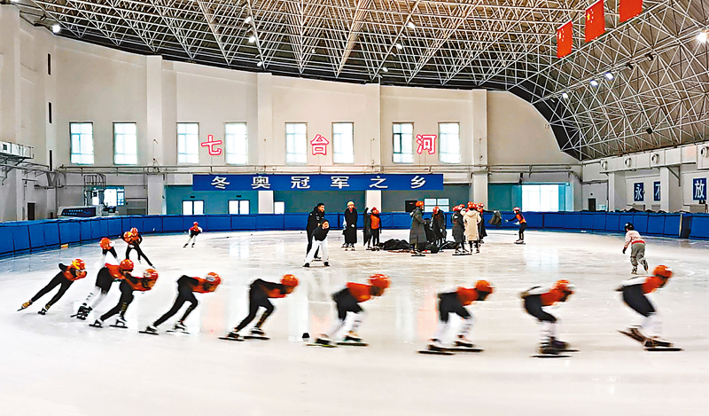 ◆七台河的孩子們為了心中的「冠軍夢」在冰上馳騁。 香港文匯報記者吳千  攝