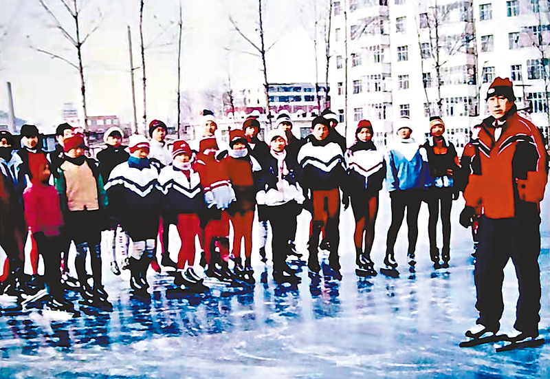 ◆孟慶余教練（右一）帶領隊員在室外冰場訓練。 受訪者供圖