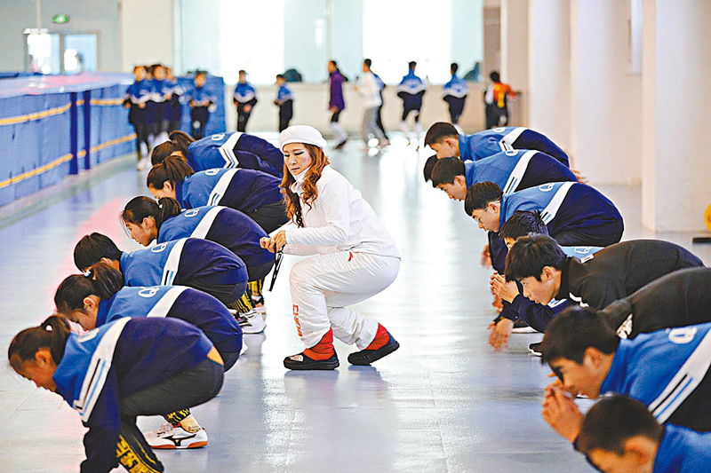 ◆七台河職業學院短道速滑訓練中心主教練張傑（中）指導孩子們進行熱身訓練。 資料圖片