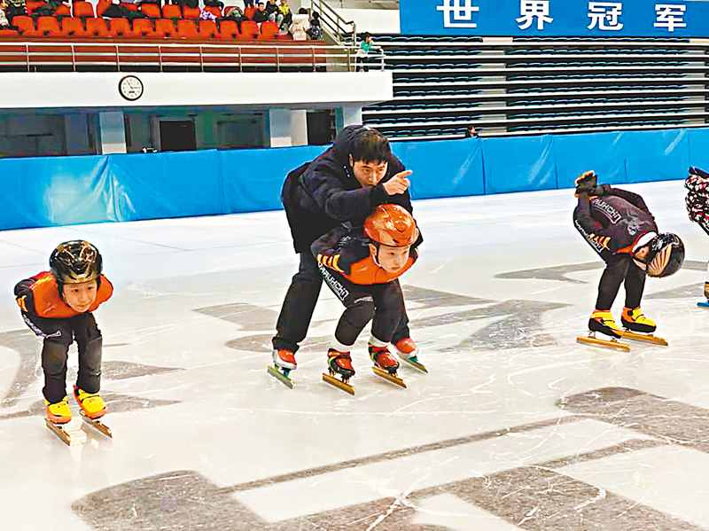 ◆七台河市體育局少兒短道速滑業餘體校重點班教練員姚忠華指導隊員訓練。 受訪者供圖