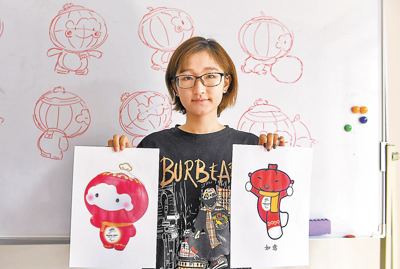 ◆團隊成員姜宇帆展示吉祥物雪容融設計稿。