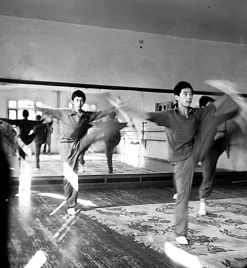 ◆于魁智在中國戲曲學院學習期間練功照片。