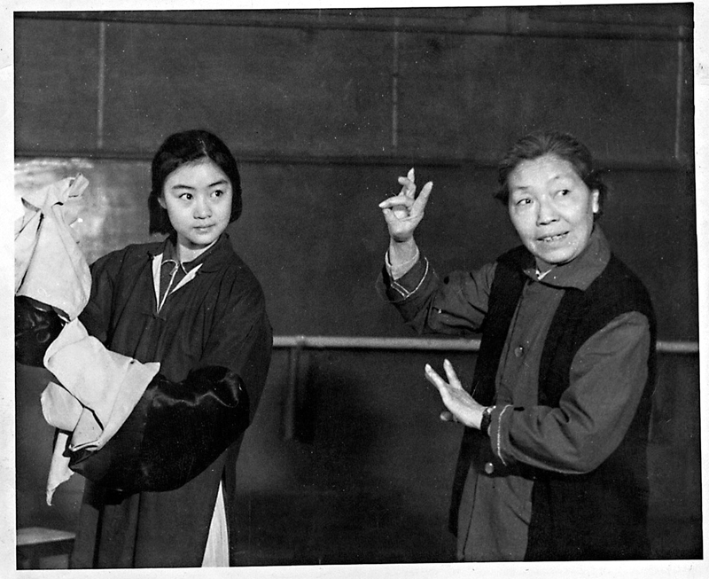 ◆李勝素（左）少年時代學戲、練功照。