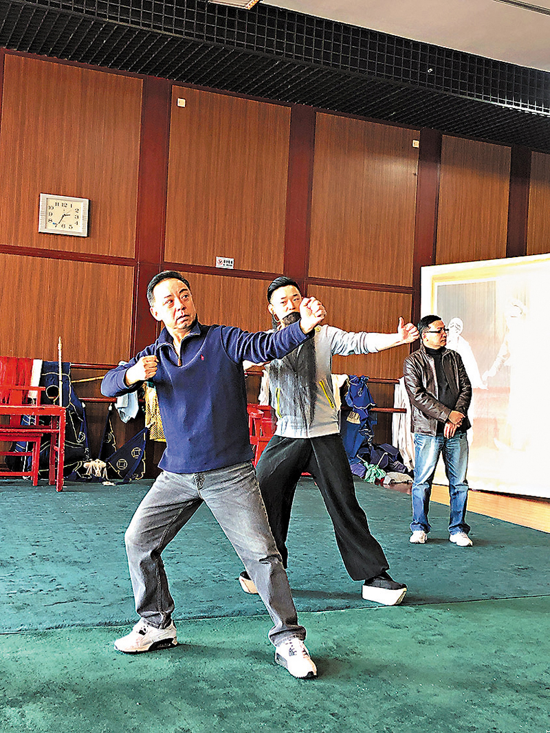 ◆于魁智（左一）為青年演員指導。