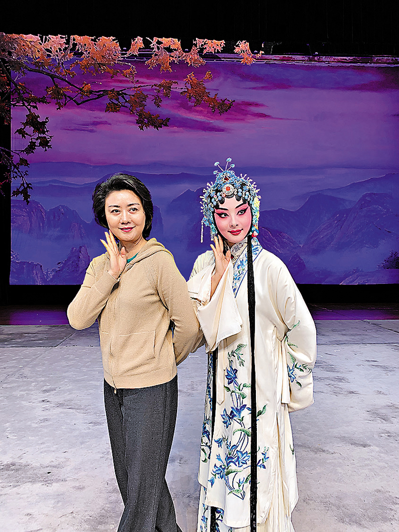 ◆李勝素指導青年演員。