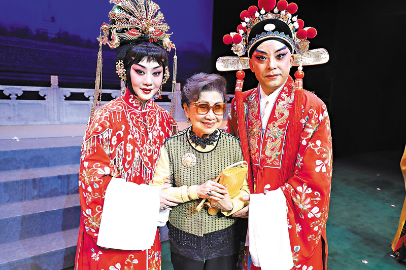 ◆于魁智、李勝素與粵劇大師白雪仙合影。