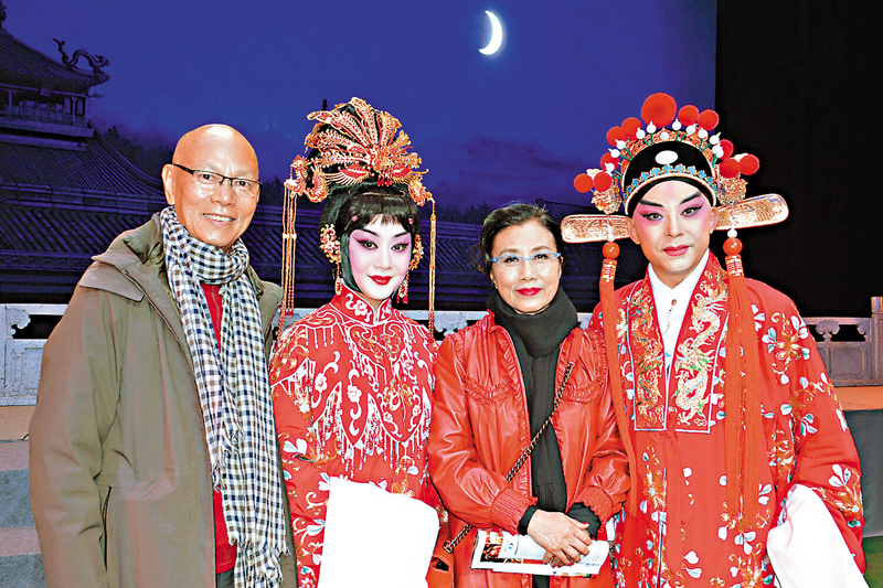 ◆于魁智、李勝素與粵劇表演藝術家汪明荃、羅家英合影。