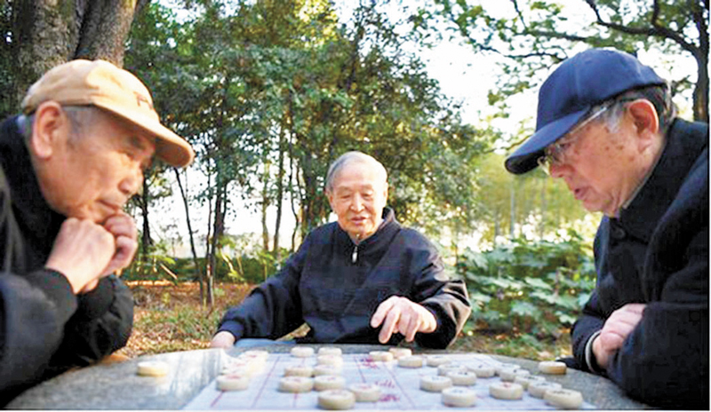 ◆閒暇時間，三位老人經常在一起下棋。  受訪者供圖